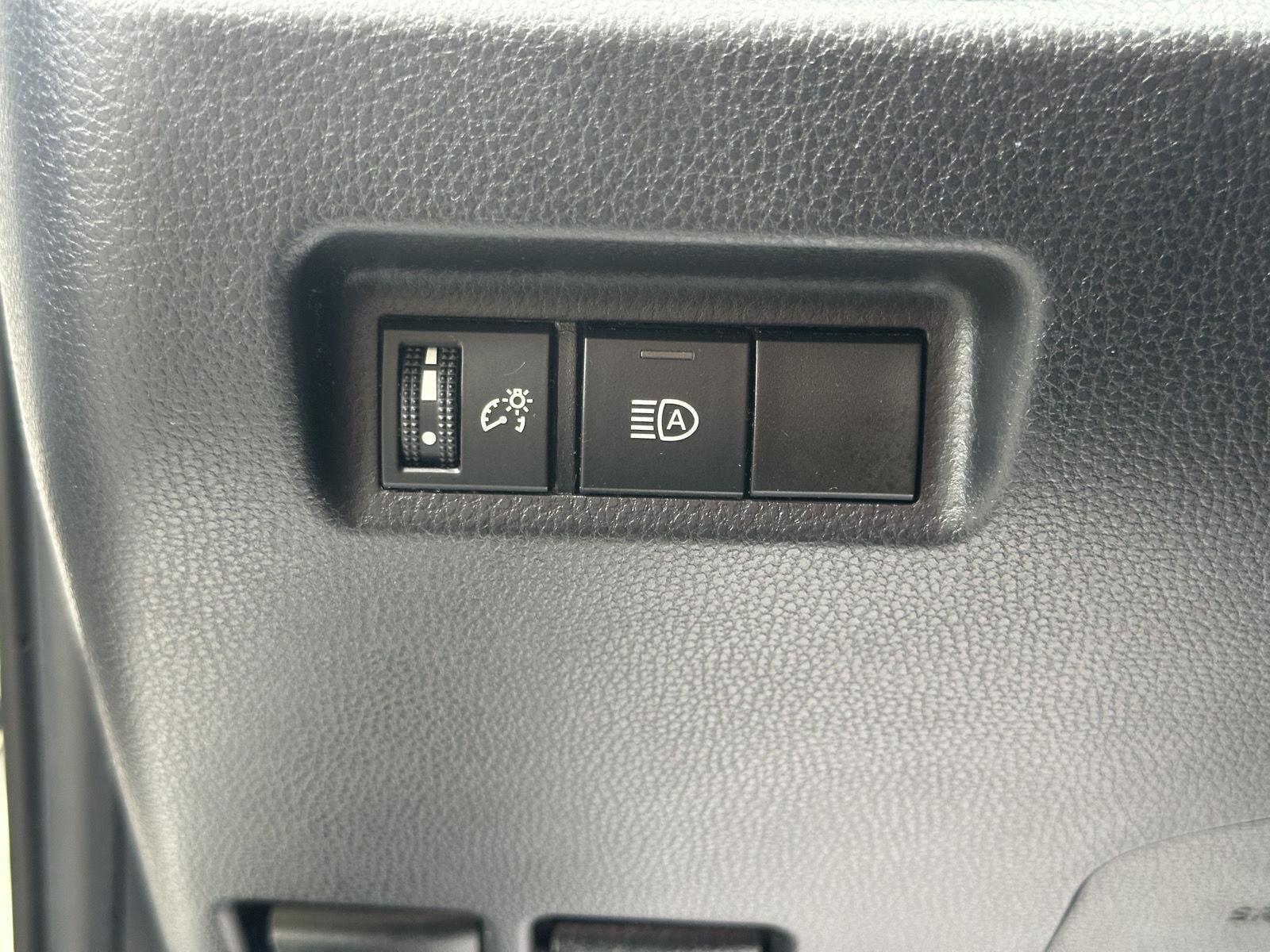 2022 Toyota RAV4 LE photo 13