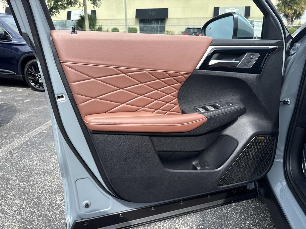 2025 Mitsubishi Outlander SEL photo 18