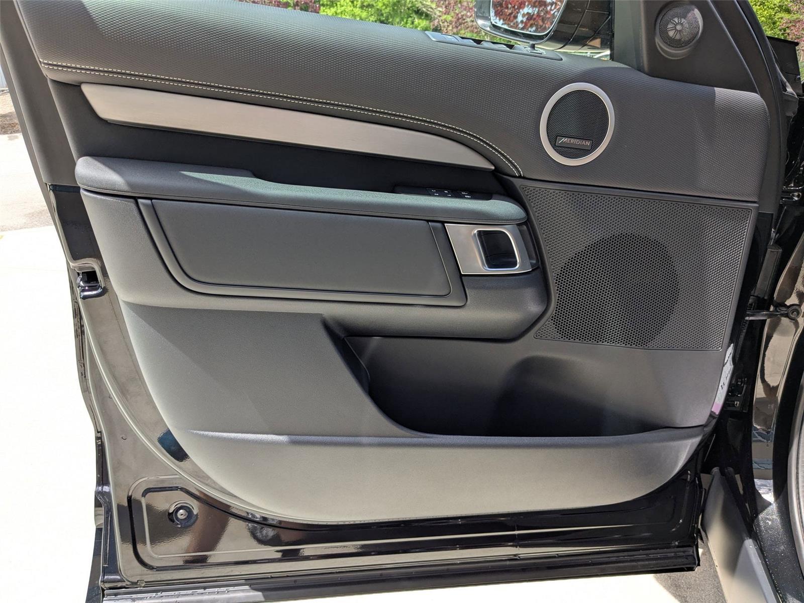2025 Land Rover Discovery SE photo 10