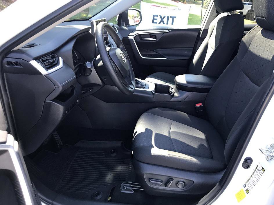 2023 Toyota RAV4 XLE photo 9
