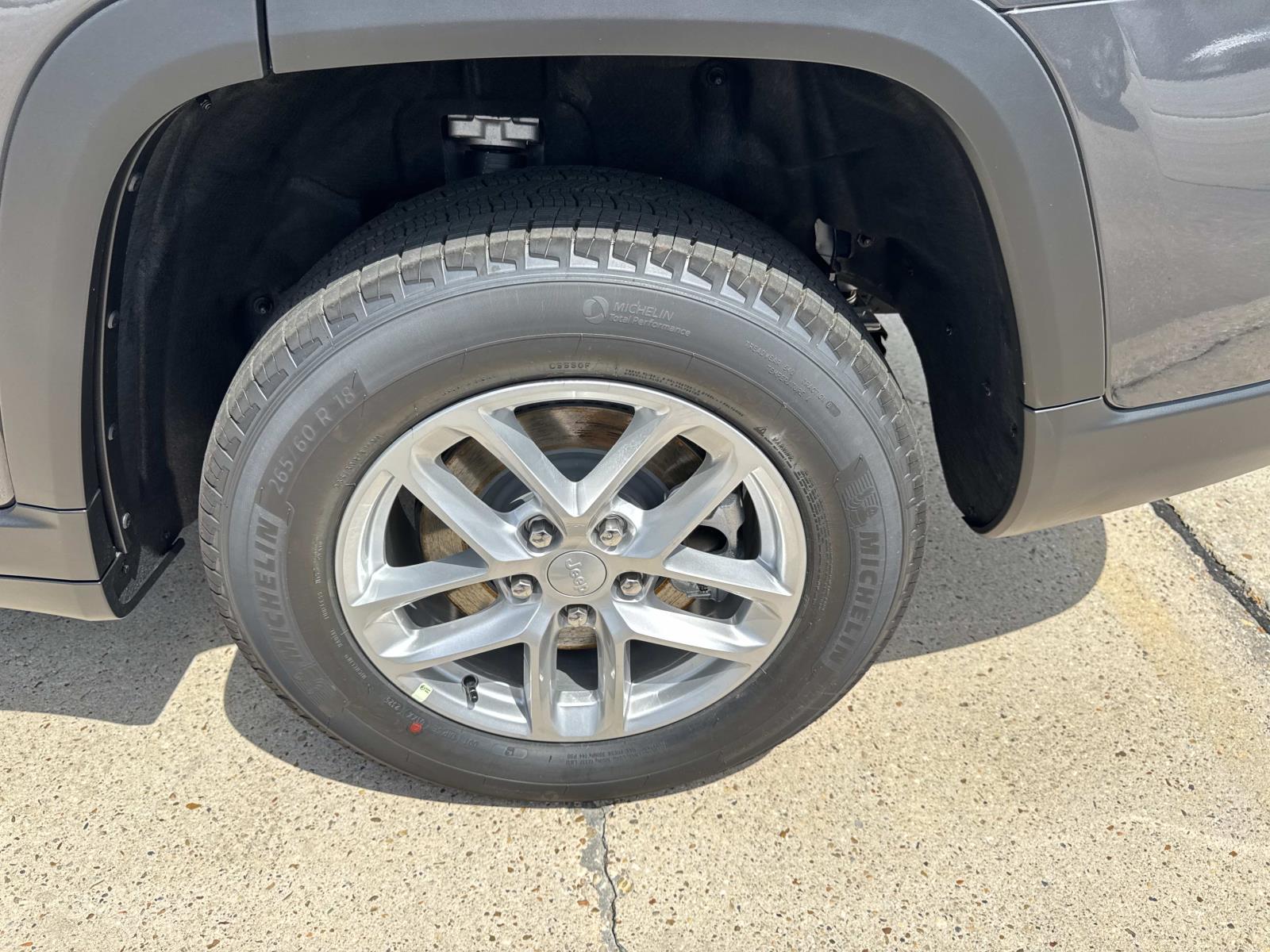 2025 Jeep Grand Cherokee Laredo X photo 2