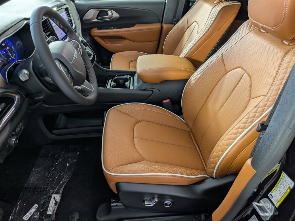 2026 Chrysler Pacifica Pinnacle photo 8