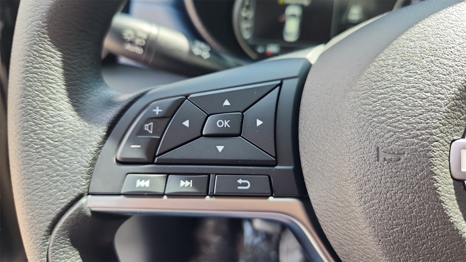2025 Nissan Versa SV photo 23