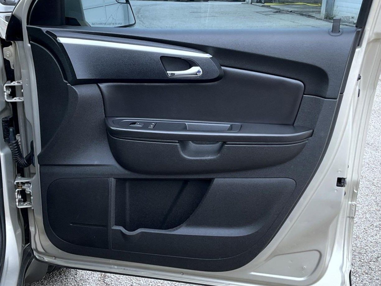 2011 Chevrolet Traverse 2LT photo 15