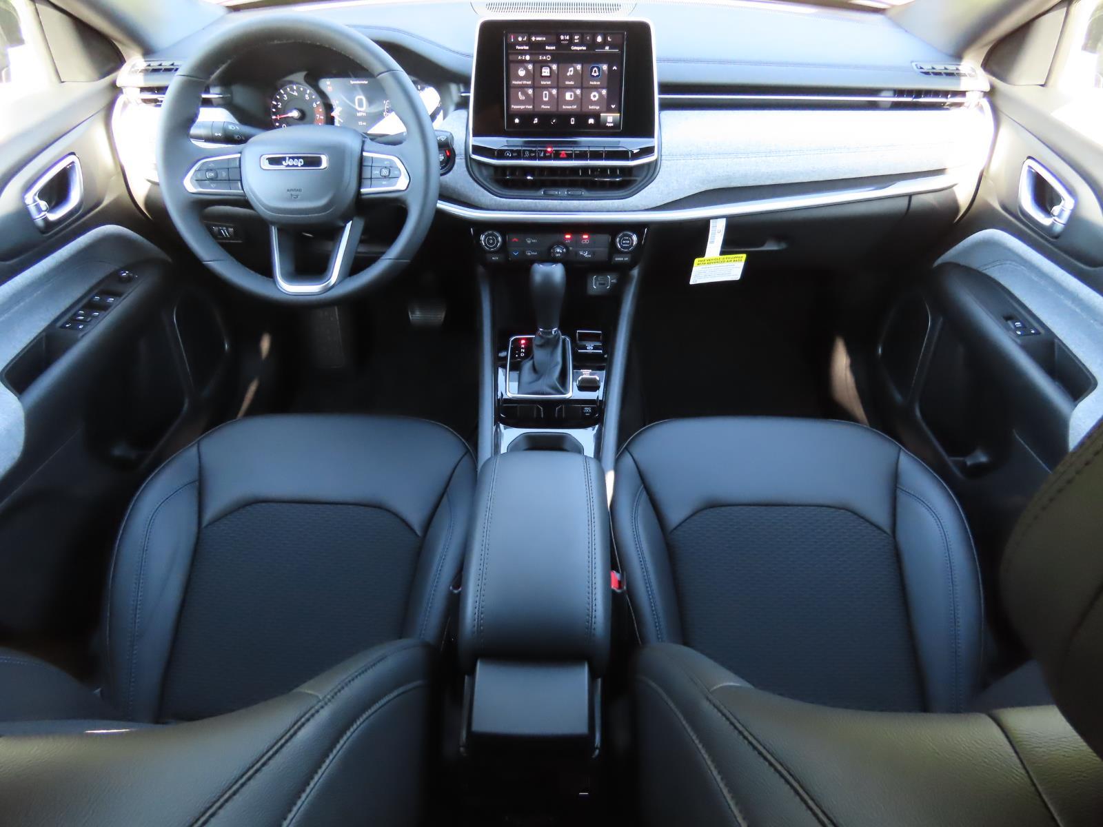 2025 Jeep Compass Latitude photo 2