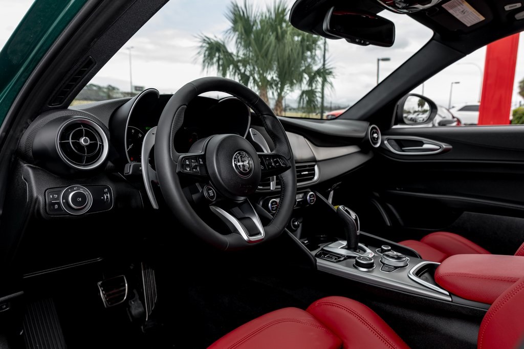 2025 Alfa Romeo Giulia Base photo 21