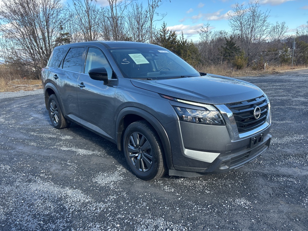 2024 Nissan Pathfinder S's photo