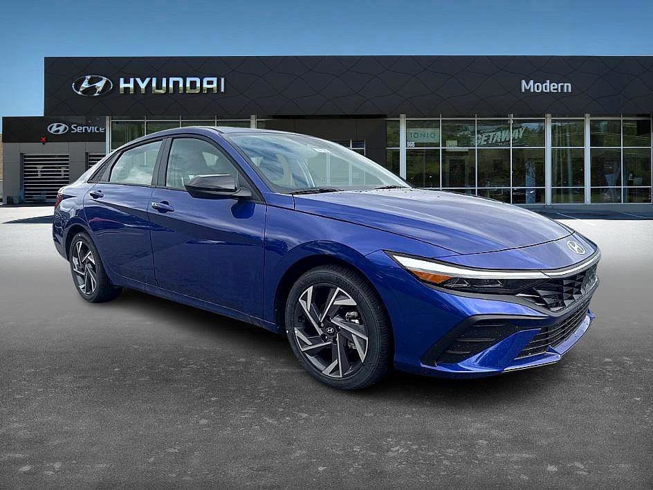 2025 Hyundai Elantra SEL Sport photo 2