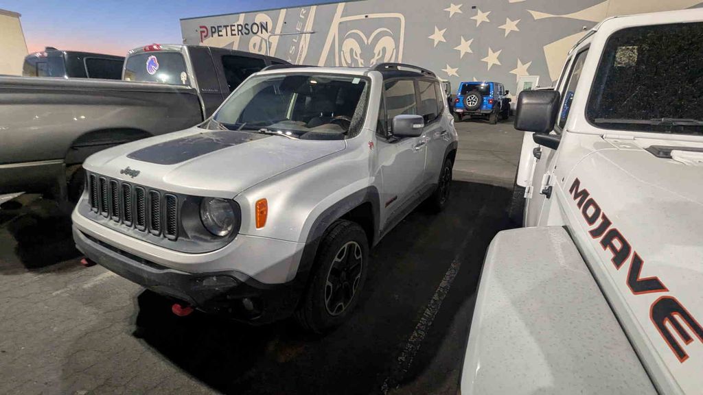 2016 Jeep Renegade Trailhawk photo 2
