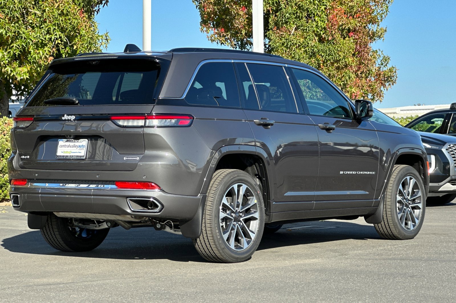 2025 Jeep Grand Cherokee Overland photo 4