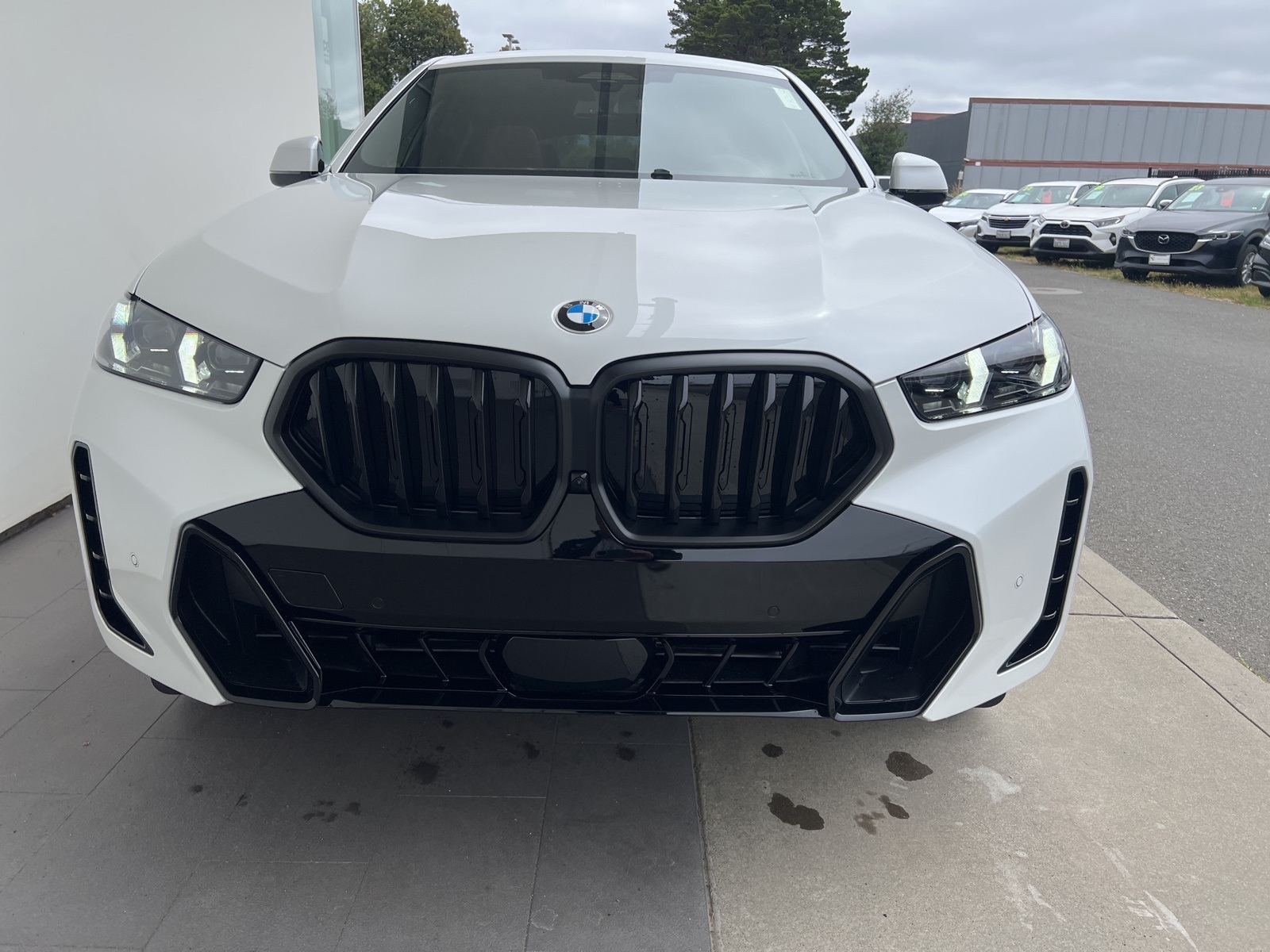 New 2026 Mineral White Metallic BMW xDrive40i image 7