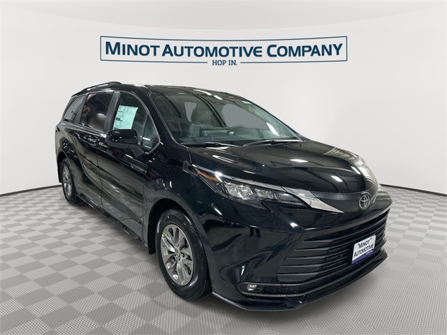 2026 Toyota Sienna XLE's photo
