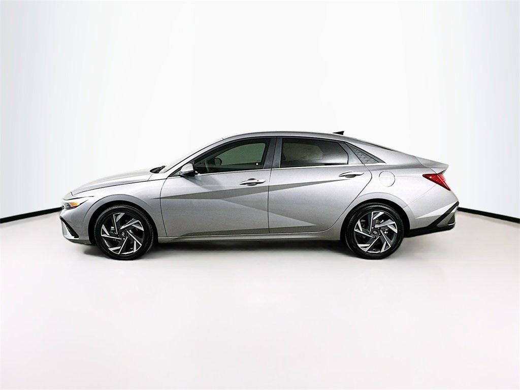 2025 Hyundai Elantra SEL Convenience photo 3