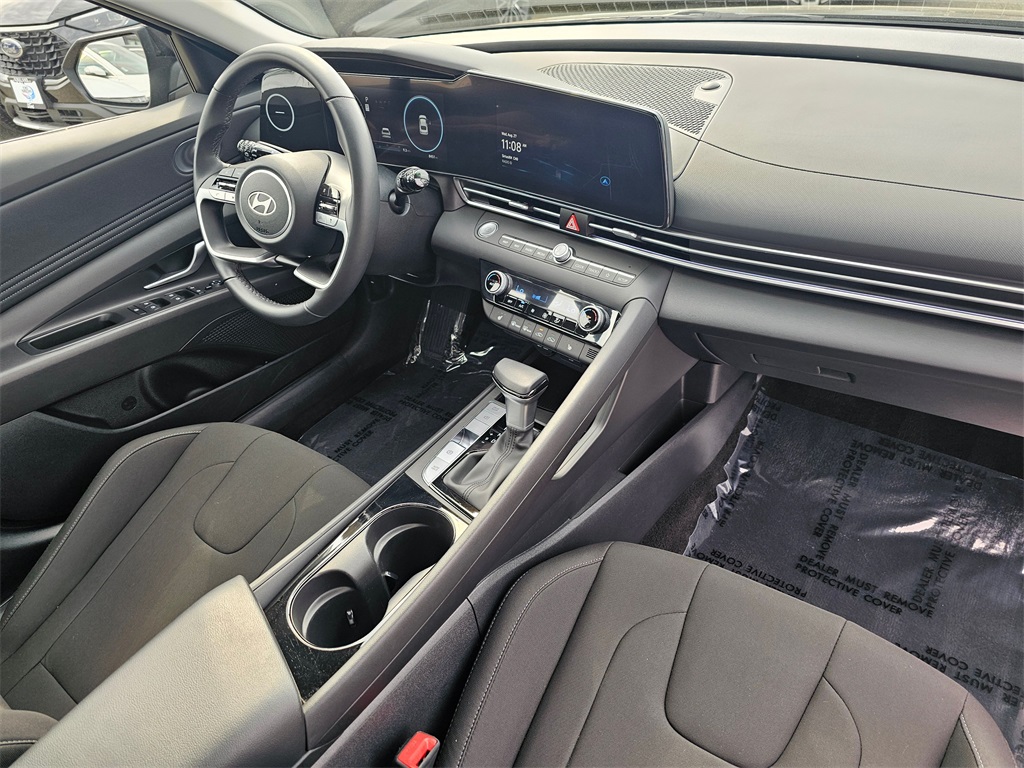 2024 Hyundai Elantra SEL Convenience photo 11