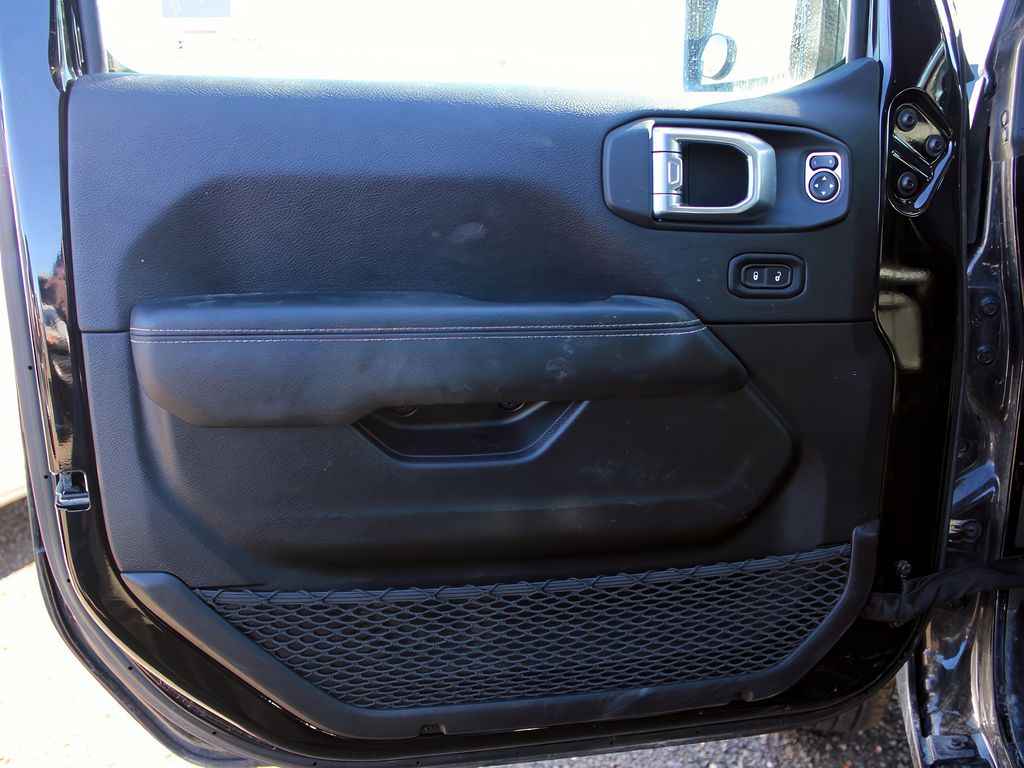 2023 Jeep Wrangler Sahara photo 9
