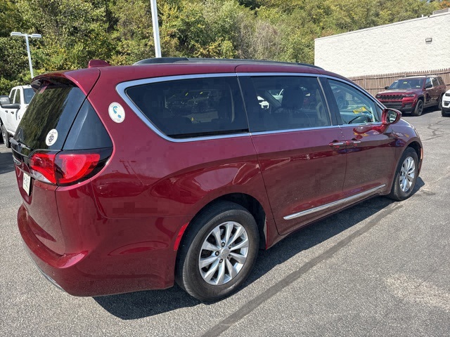 2017 Chrysler Pacifica Touring L photo 3