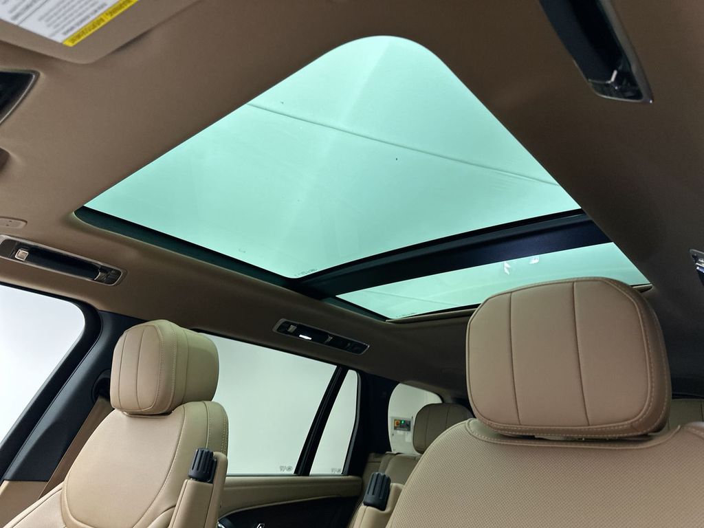 2025 Land Rover Range Rover SE photo 9