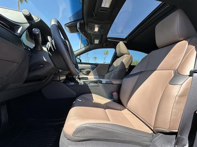 2025 Lexus ES Base photo 10