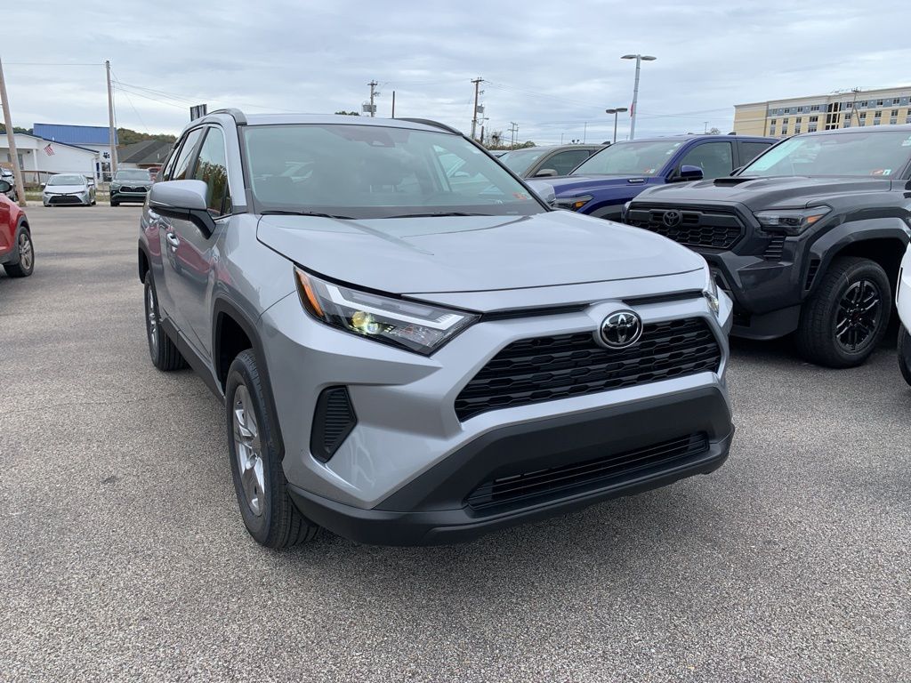 2025 Toyota RAV4 XLE's photo