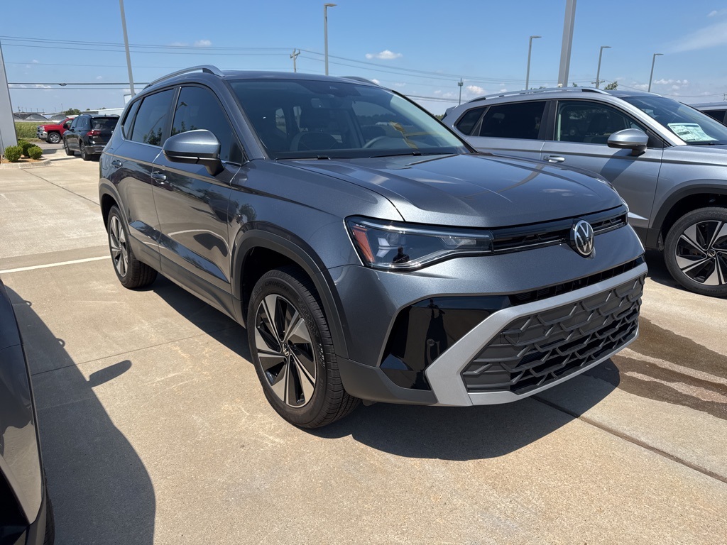2025 Volkswagen Taos SE photo 4