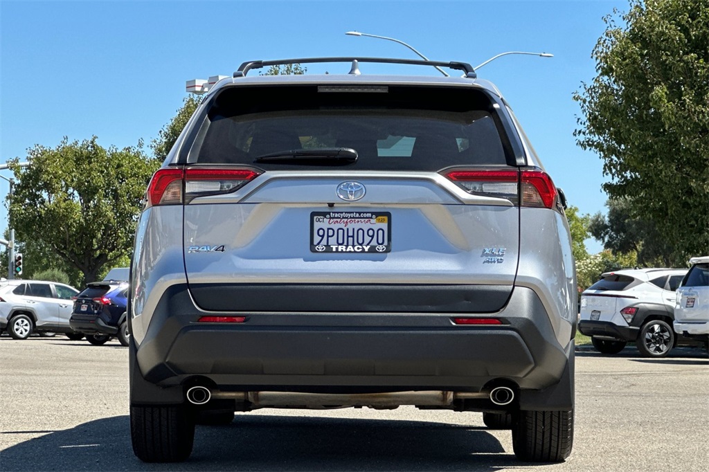 2024 Toyota RAV4 XLE photo 3