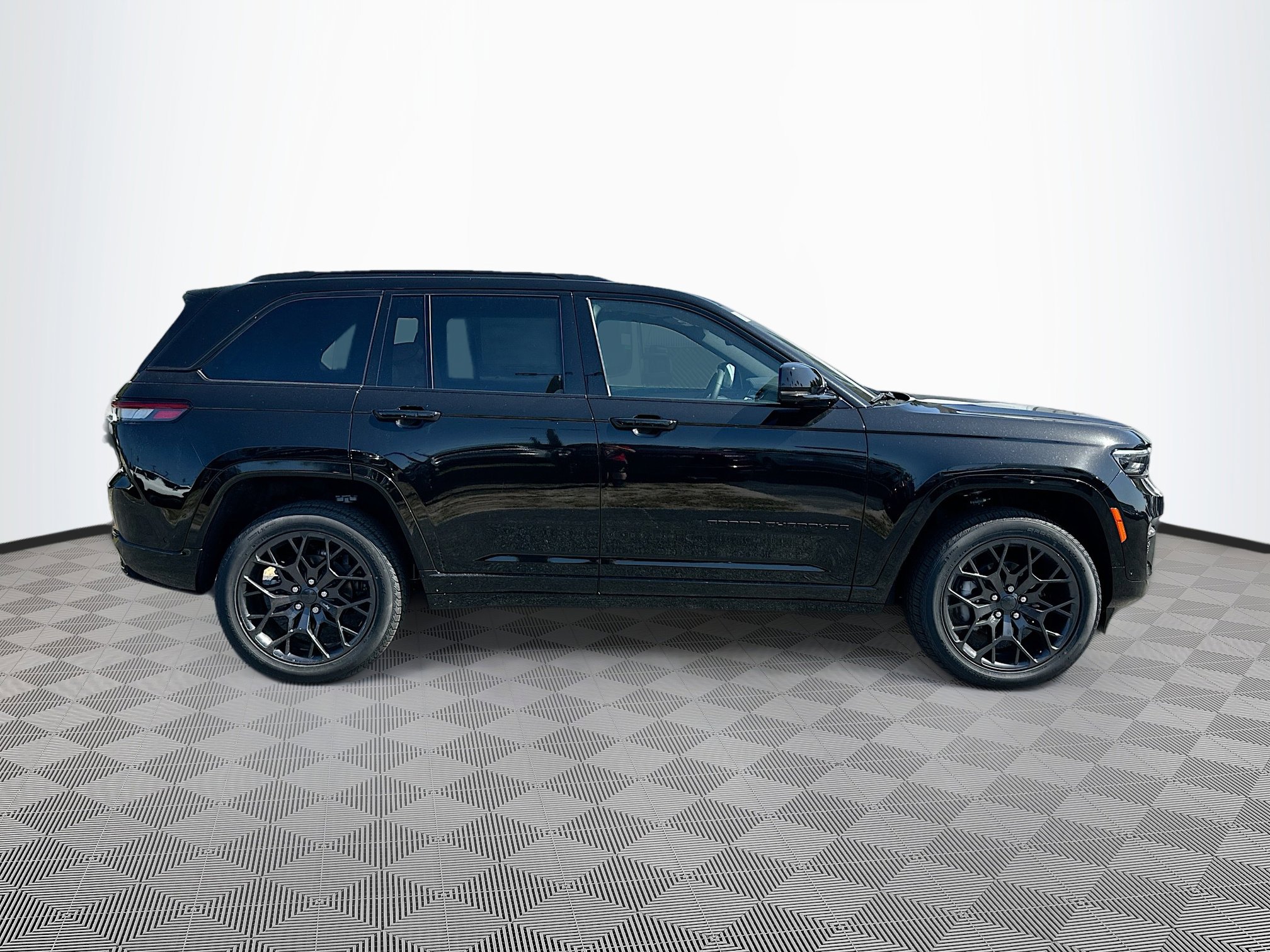2025 Jeep Grand Cherokee Summit photo 3
