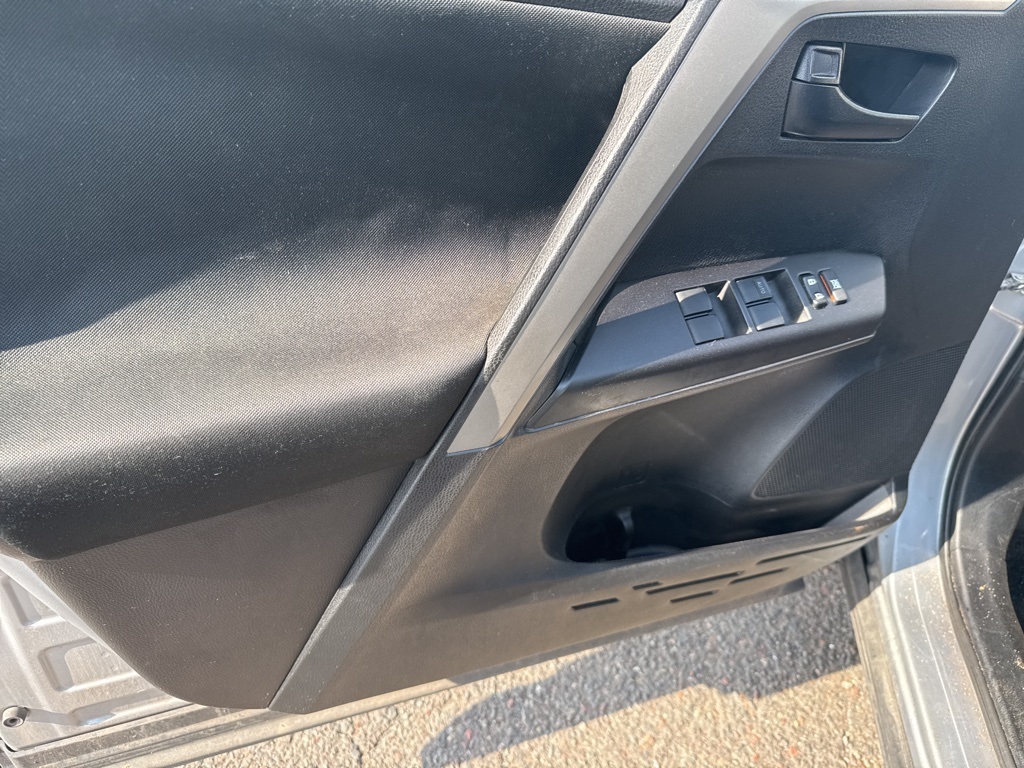 2017 Toyota RAV4 LE photo 17