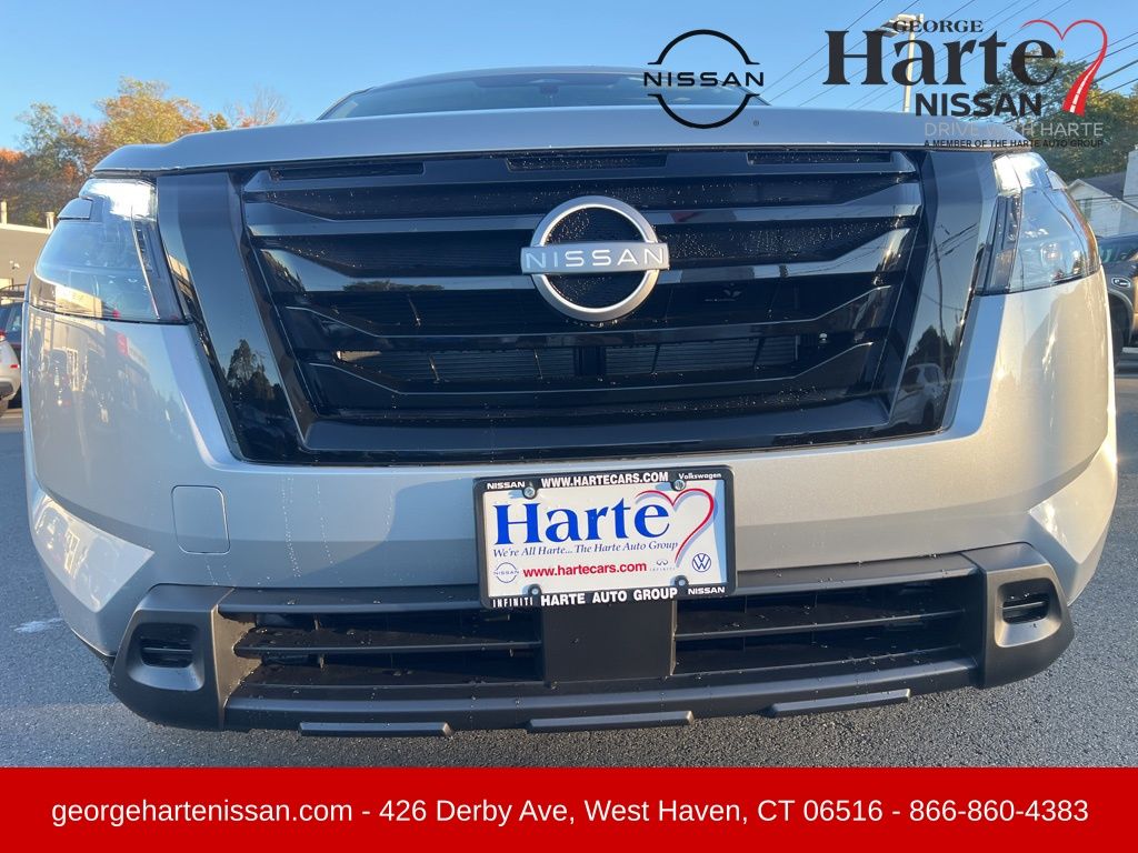 2025 Nissan Pathfinder SV's photo