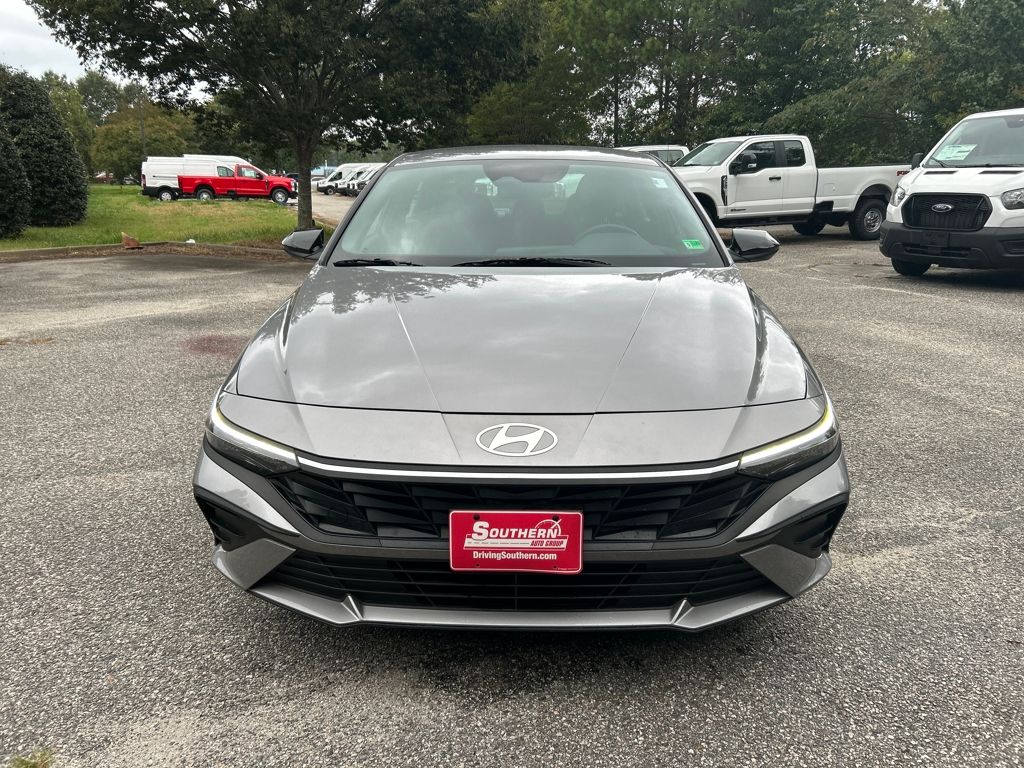 2025 Hyundai Elantra SEL Sport photo 2