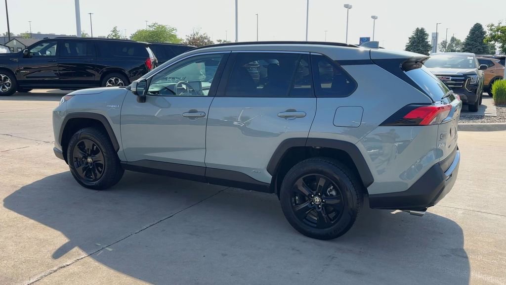 2021 Toyota RAV4 Hybrid XLE photo 4
