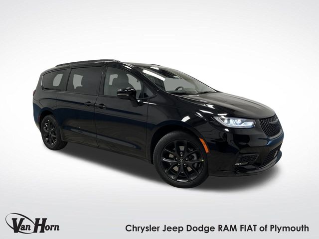 2026 Chrysler Pacifica Select's photo