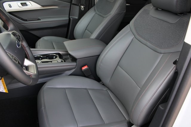 2025 Ford Explorer photo 2