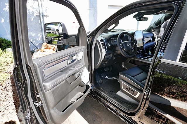 New 2026 Diamond Black Crystal Pearl-Coat Exterior Paint RAM Laramie image 45