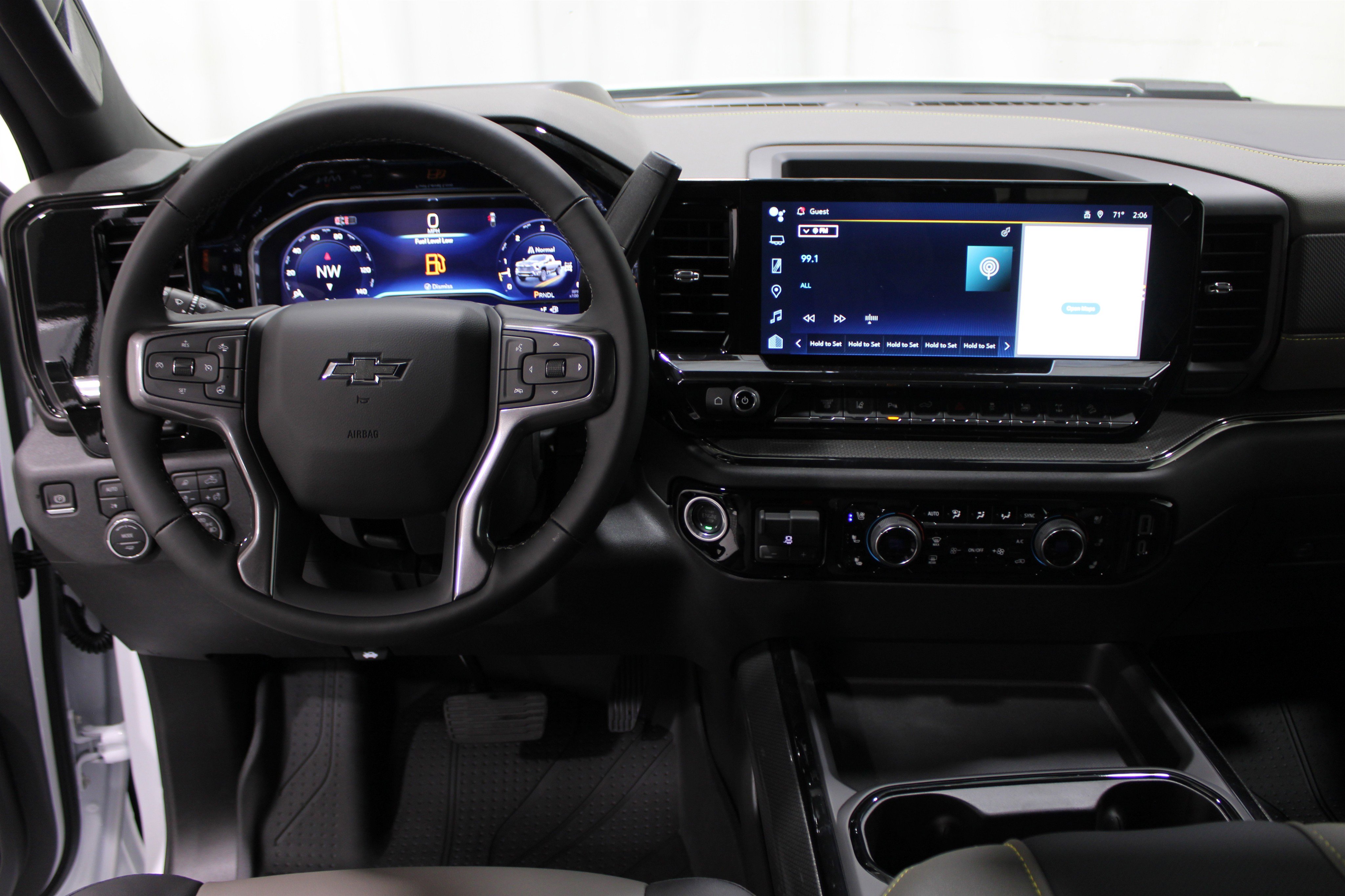 2025 Chevrolet Silverado 2500HD ZR2 photo 2