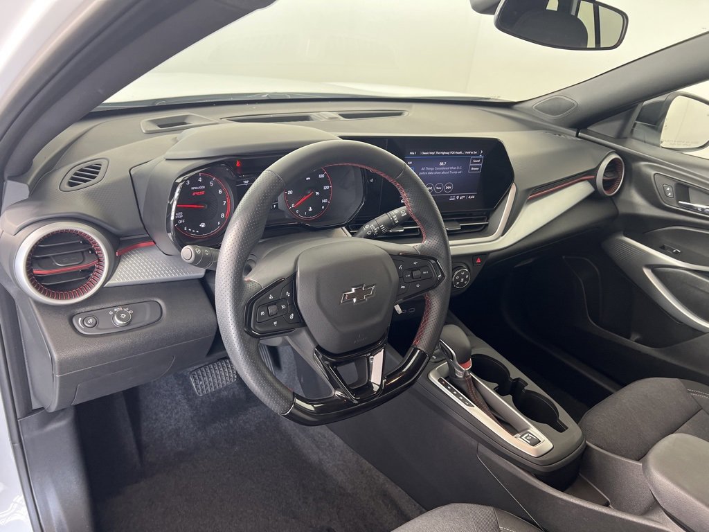2025 Chevrolet Trax photo 2