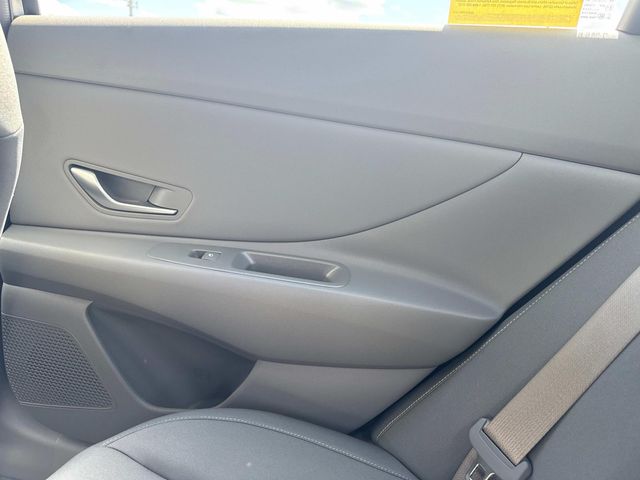 2025 Hyundai Elantra SEL Sport photo 12