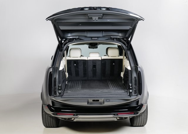 2025 Land Rover Range Rover SE photo 18