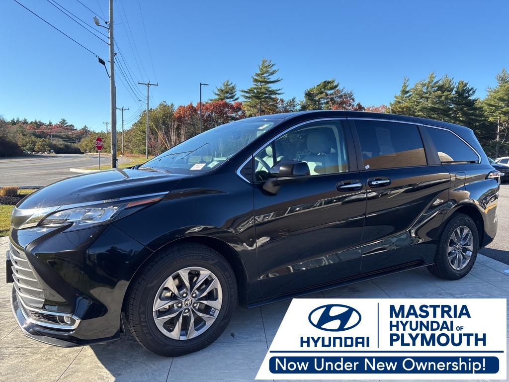 2023 Toyota Sienna XLE's photo