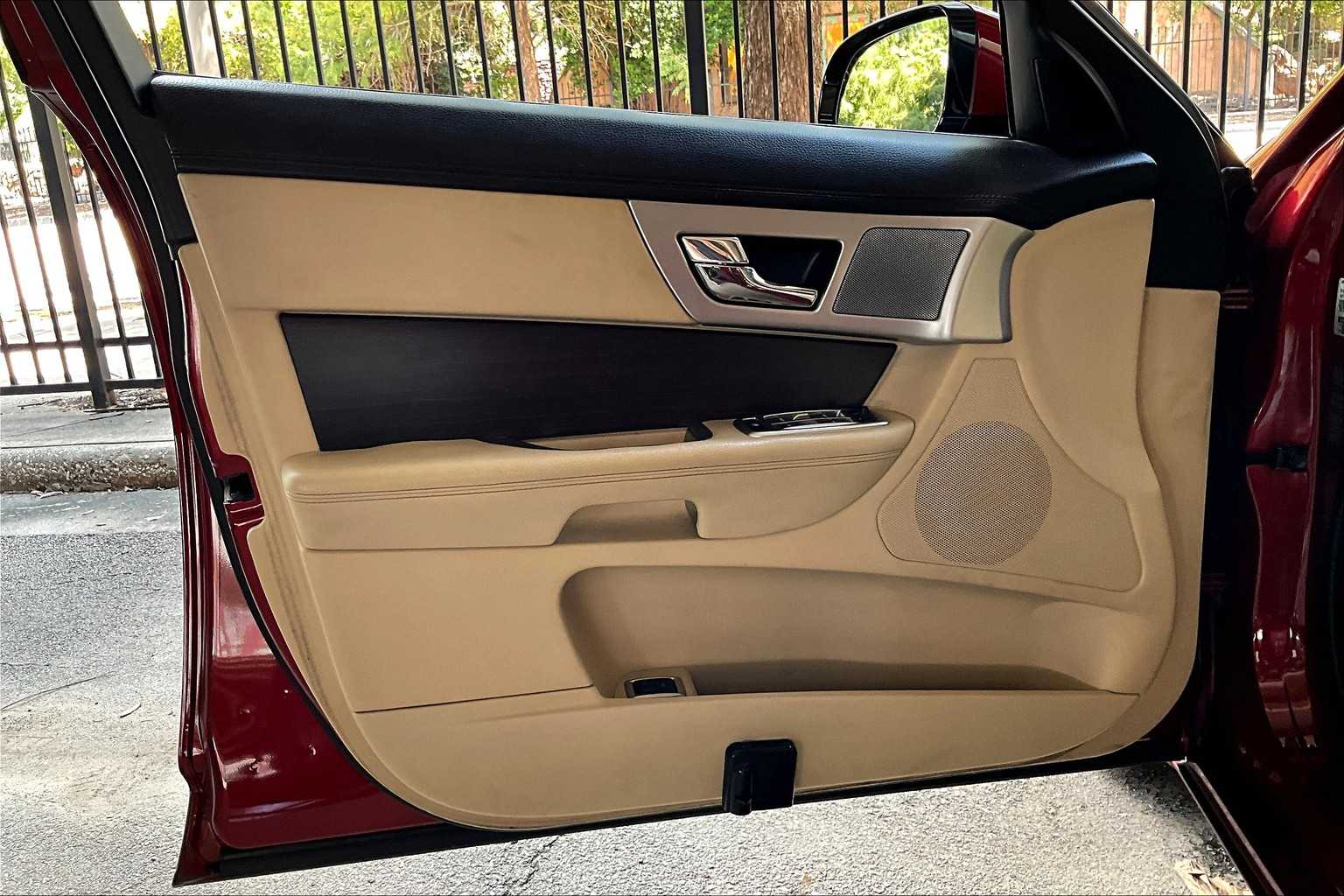 2012 Jaguar XF photo 21