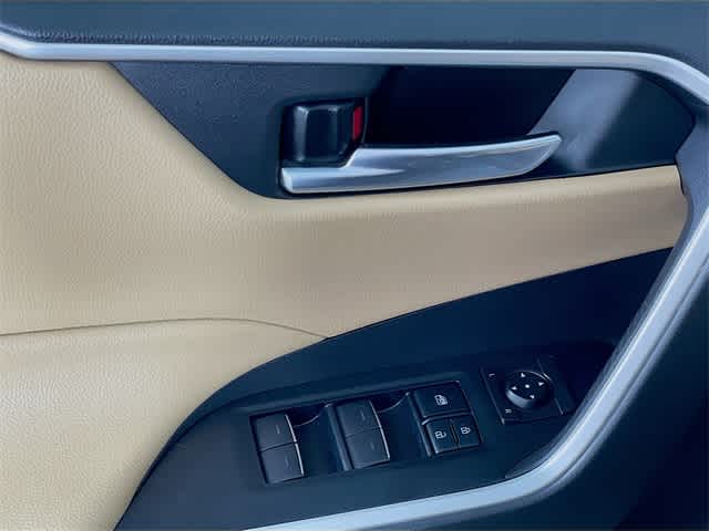2022 Toyota RAV4 Hybrid XLE photo 19