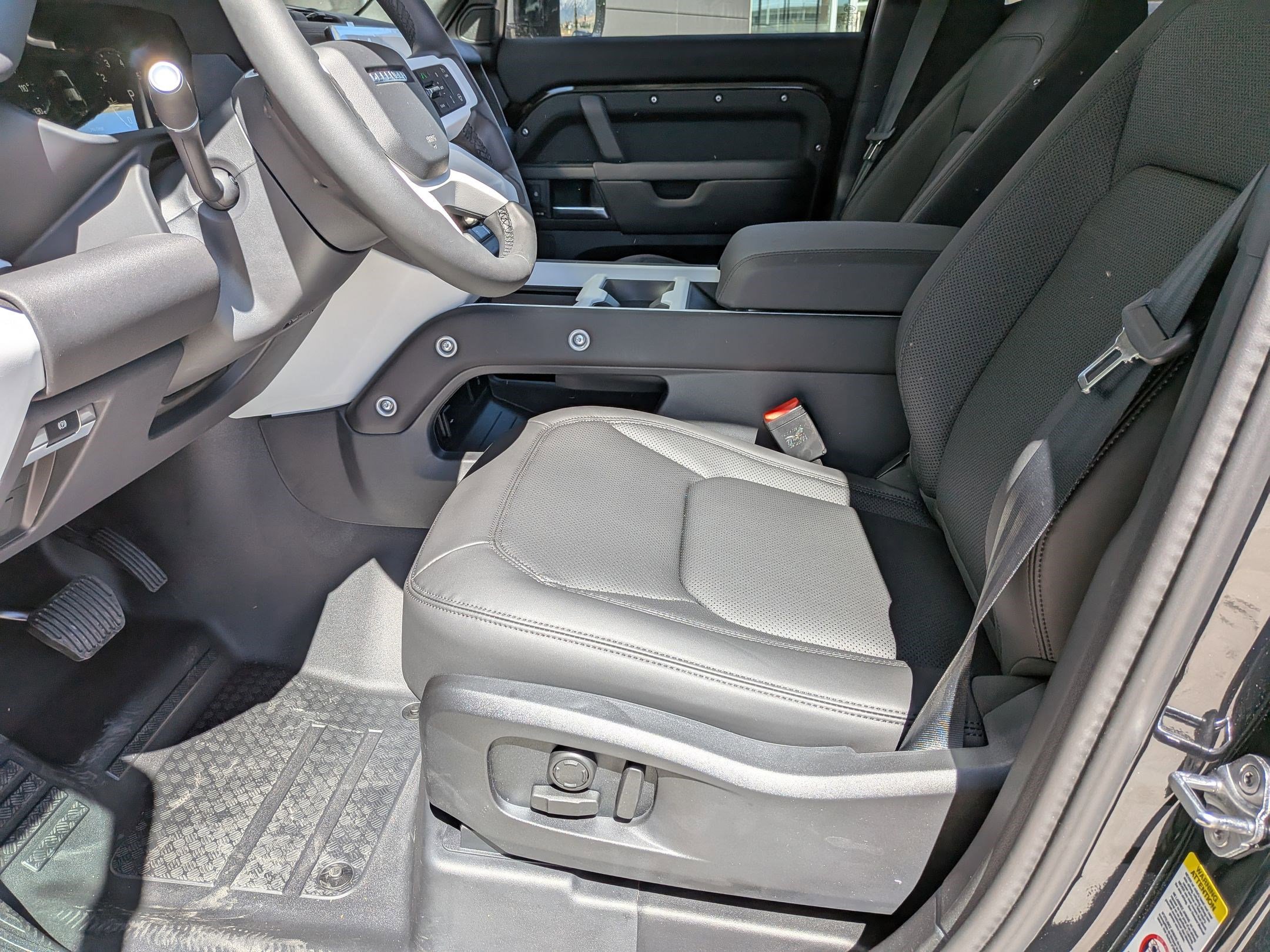 2025 Land Rover Defender 110 S photo 13