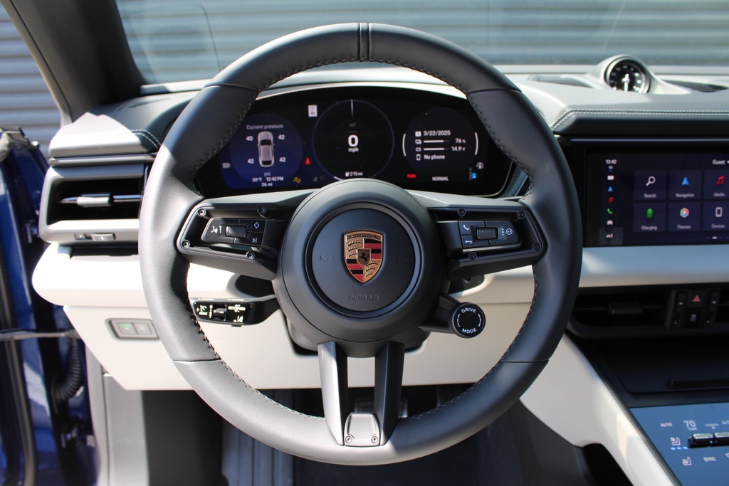 2025 Porsche Macan Electric photo 23