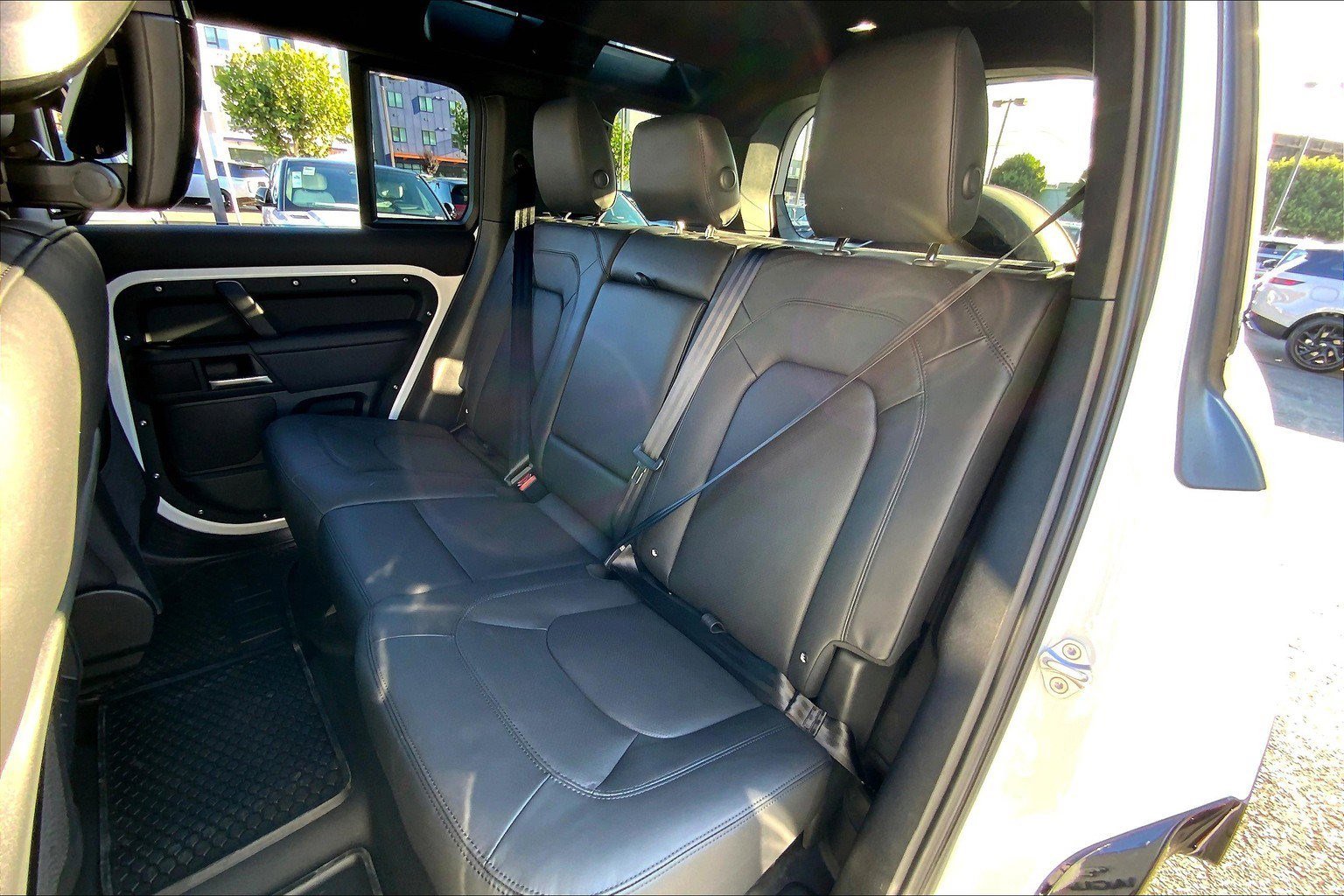 2025 Land Rover Defender 110 X-Dynamic SE photo 10