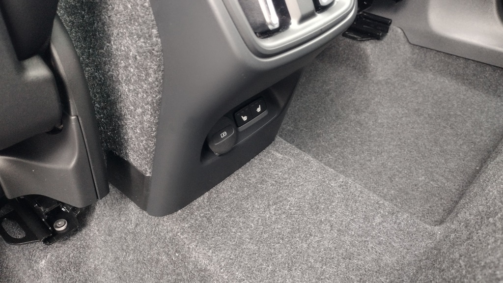 2025 VOLVO XC40 - Image 18