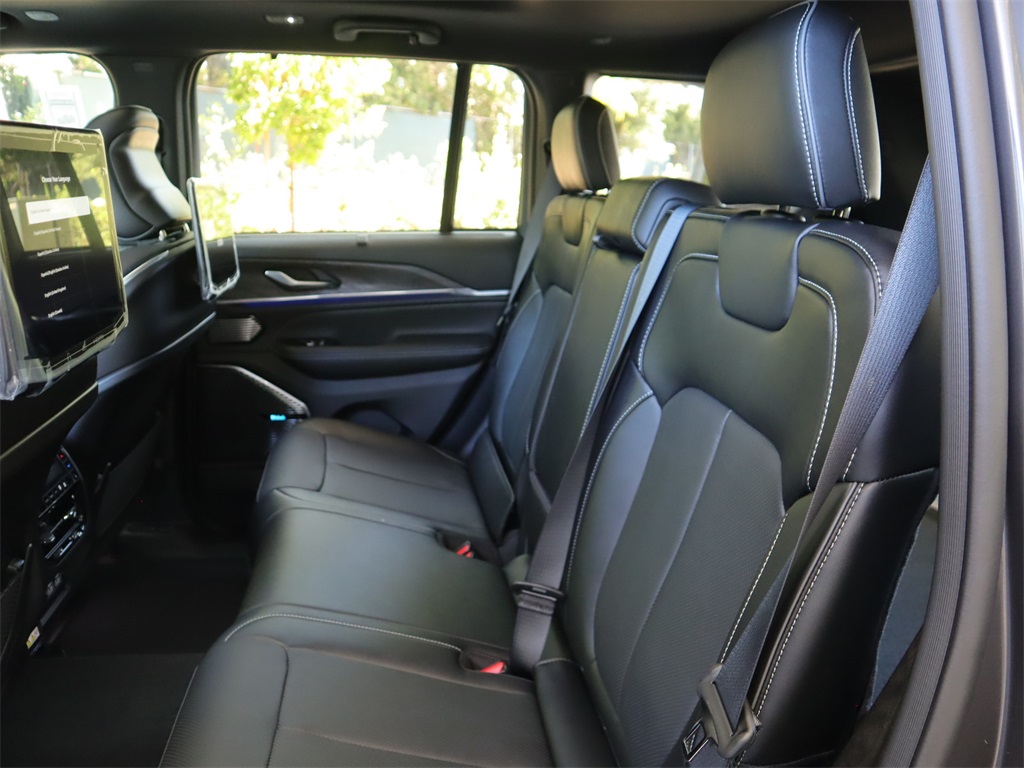 2023 Jeep Grand Cherokee Overland photo 17
