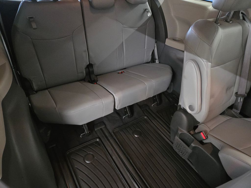2024 Toyota Sienna XLE photo 18