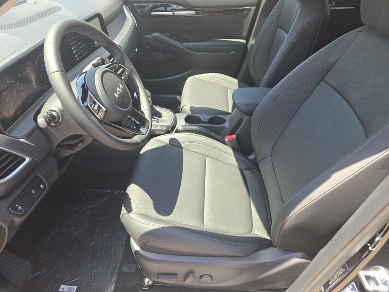 2025 Kia Seltos EX photo 2