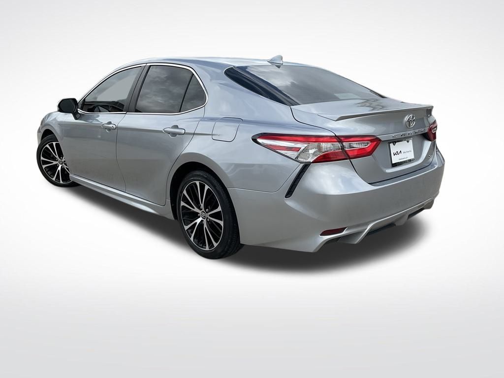 2020 Toyota Camry SE photo 6