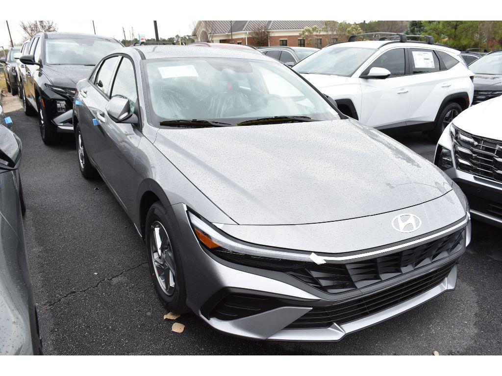 2026 Hyundai Elantra SE photo 2