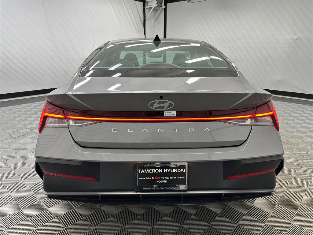 2025 Hyundai Elantra SEL Convenience photo 4